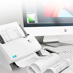 SmartOffice PT600 đang quét tài liệu giấy dài gần máy tính để bàn.