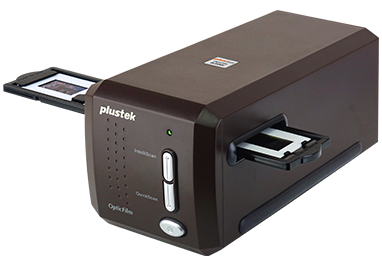 Plustek（プラステック）のフィルムスキャナー「OpticFilm 8300i SE」と「OpticFilm 8300i Ai」。高精度 CCD センサーを搭載し、35mm フィルムやスライドをクリアかつ鮮やかにデジタル化。8300i SE はコストパフォーマンスに優れたモデル、8300i Ai は ICC カラーマネジメント対応の上位機種。
