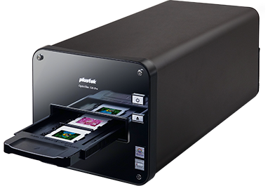 Plustek（プラステック）のフィルムスキャナー「eFilm V」と「OpticFilm 120 Pro」。eFilm V は家庭でも簡単にフィルムをデジタル化できるコンパクトモデル。OpticFilm 120 Pro は中判・35mm フィルム対応のプロフェッショナルスキャナーで、高解像度・高ダイナミックレンジによる最高品質のスキャンを実現します。